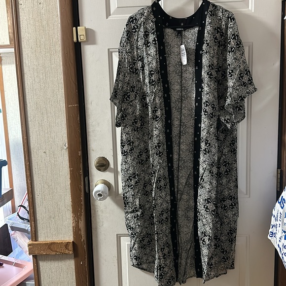 TORRID Challis Dolman Shirttail Kimono: BLACK/WHITE: NEW WITH TAGS: SIZE 4 - Picture 2 of 6